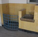 De kachels in de klassen werden heet, een hek beschermde de kinderen.
              <br/>
              Richard Keijzer, 2008-08-02